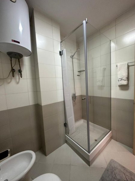 JEPET ME QERA APARTAMENT 2+1 I SAPOMOBILUAR, RRUGA JORDAN MISJA