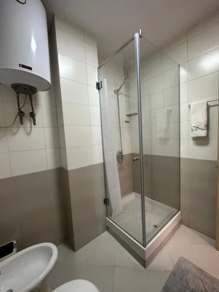 JEPET ME QERA APARTAMENT 2+1 I SAPOMOBILUAR, RRUGA JORDAN MISJA