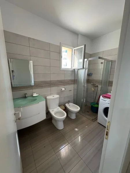 Shqiperi, jepet me qera apartament 2+1 Kati 5, 65 m² 400 € (te Bolv Oil, CENTRALE) RV45711