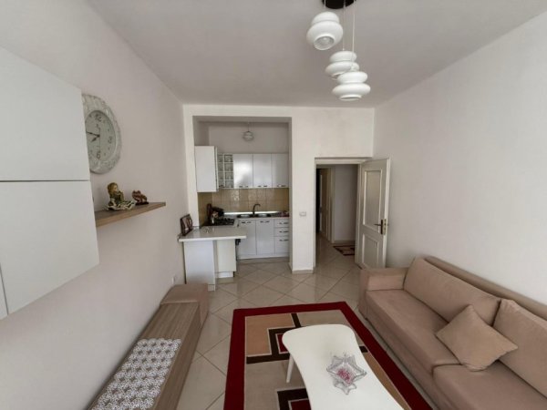 Tirane, jepet me qera apartament 2+1 Kati 2, 90 m² 500 € (Kinostudio)