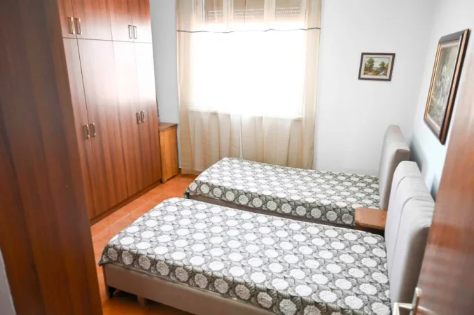 Tirane, jepet me qera apartament 2+1+Aneks+Ballkon Kati 4, 79 m² 650 € (pazari i ri , shkolla e kuqe)