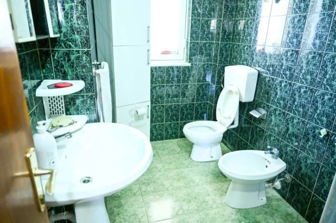 Tirane, jepet me qera apartament 2+1+Aneks+Ballkon Kati 4, 79 m² 650 € (pazari i ri , shkolla e kuqe)