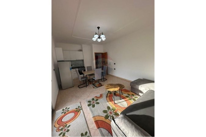 Tirane, jepet me qera apartament 2+1+Ballkon Kati 4, 80 m² 550 € (Gjimnazi Aleks Buda Laprake)