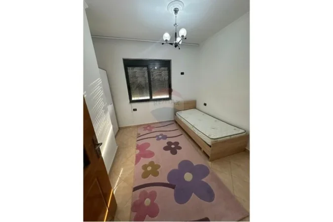 Tirane, jepet me qera apartament 2+1+Ballkon Kati 4, 80 m² 550 € (Gjimnazi Aleks Buda Laprake)