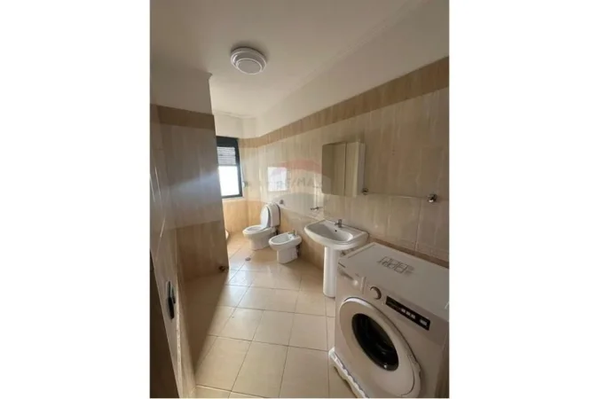 Tirane, jepet me qera apartament 2+1+Ballkon Kati 4, 80 m² 550 € (Gjimnazi Aleks Buda Laprake)