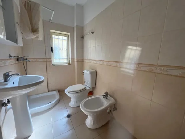 Shkembi Kavajes, shitet apartament 1+1+Ballkon Kati 3, 65 m² 78.000 € (Plazh)