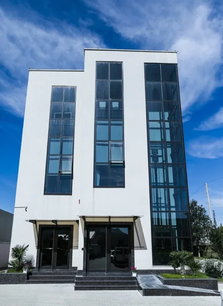 Tirane, jepet me qera hotel Kati 6, 1.500 m² (KINOSTUDIO)