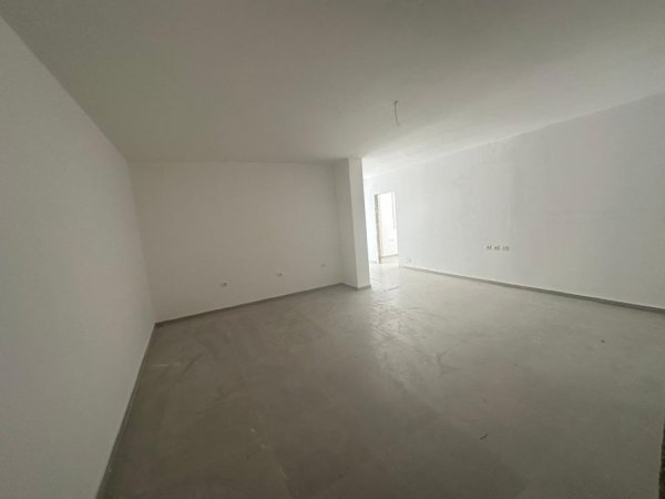 Tirane, jepet me qera zyre Kati 6, 75 m² 600 € (Rruga Mine Peza)