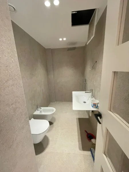 Tirane, jepet me qera zyre , 115 m² 1.350 € (RRUGA E KAVAJES)