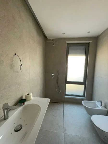 Tirane, jepet me qera ambjent biznesi Kati 7, 130 m² 1.800 € (RRUGA E KAVAJES)