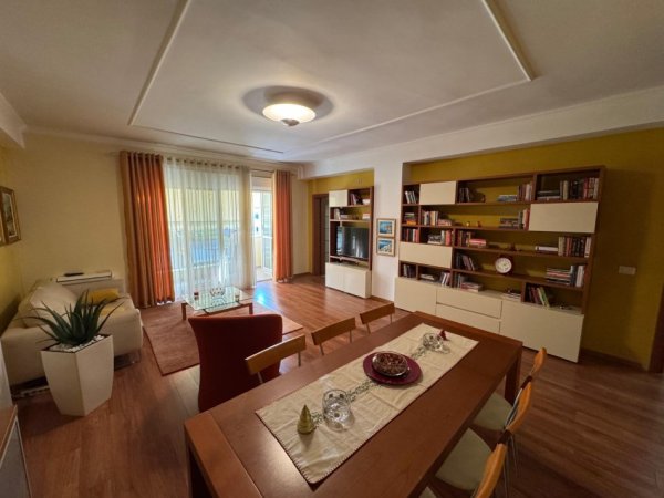 Tirane, jepet me qera apartament 2+1+Ballkon Kati 4, 136 m² 1.500 € (Rruga Ismail Qemali BLLOK)