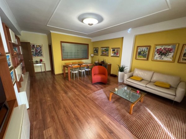 Tirane, jepet me qera apartament 2+1+Ballkon Kati 4, 136 m² 1.500 € (Rruga Ismail Qemali BLLOK)
