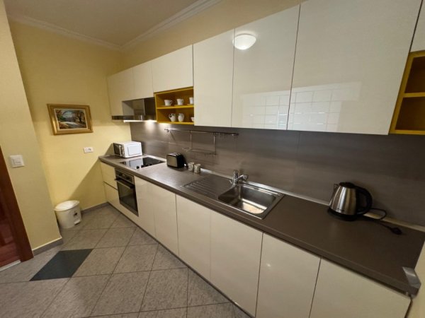 Tirane, jepet me qera apartament 2+1+Ballkon Kati 4, 136 m² 1.500 € (Rruga Ismail Qemali BLLOK)