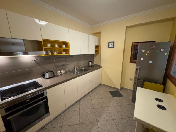 Tirane, jepet me qera apartament 2+1+Ballkon Kati 4, 136 m² 1.500 € (Rruga Ismail Qemali BLLOK)