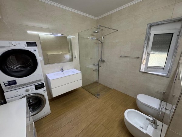 Tirane, jepet me qera apartament 2+1+Ballkon Kati 4, 136 m² 1.500 € (Rruga Ismail Qemali BLLOK)