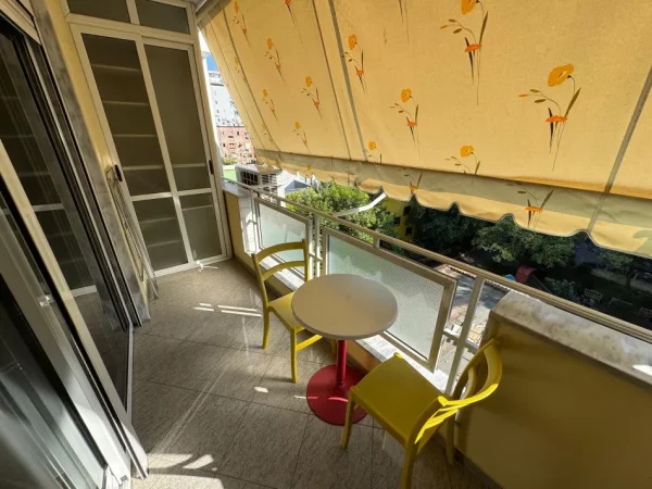 Tirane, jepet me qera apartament 2+1+Ballkon Kati 4, 136 m² 1.500 € (Rruga Ismail Qemali BLLOK)
