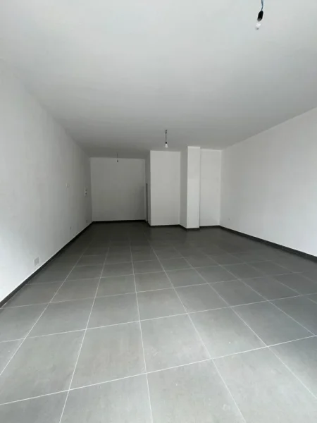 Tirane, jepet me qera ambjent biznesi Kati 0, 69 m² 800 € (QSUT)