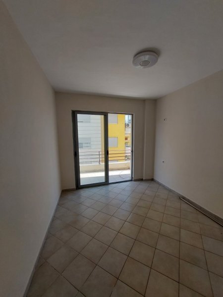 Tirane, jepet me qera apartament 2+1+Ballkon Kati 3, 95 m² 350 € (Shefqet kuka)