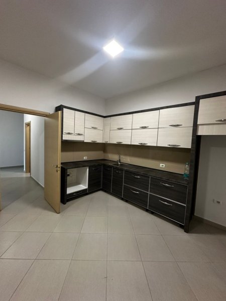 Tirane, jepet me qera apartament 2+1+Ballkon Kati 2, 100 m² 600 € (astir)