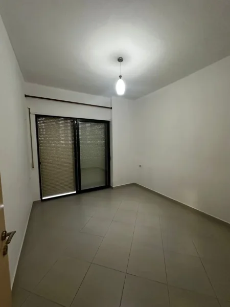 Tirane, jepet me qera apartament 2+1+Ballkon Kati 2, 100 m² 600 € (astir)
