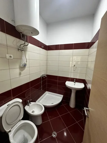 Tirane, jepet me qera apartament 2+1+Ballkon Kati 2, 100 m² 600 € (astir)