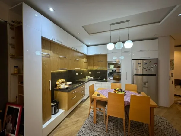 Tirane, shitet apartament 2+1 Kati 2, 100 m² 200.000 € (Kompleksi Sona)