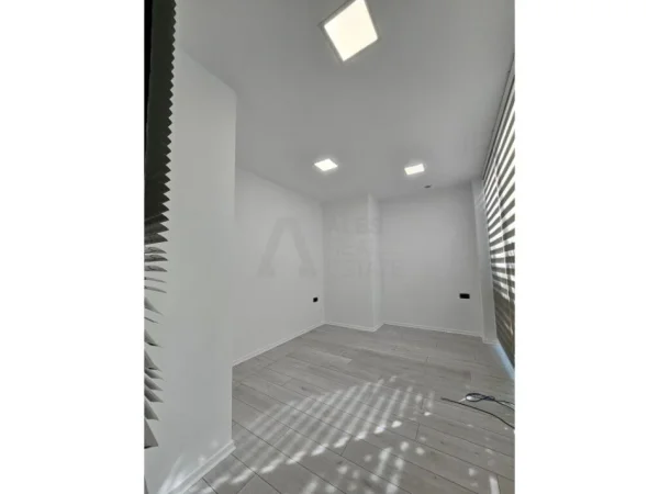 Tirane, jepet me qera ambjent biznesi Kati 1, 95 m² 1.350 € (Themistokli Germenji)