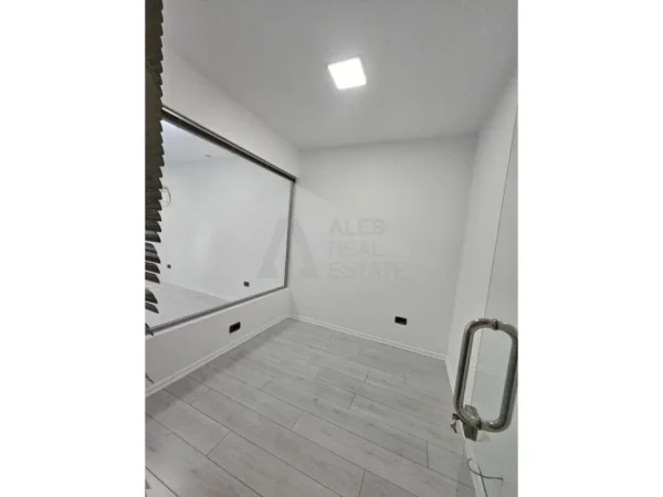 Tirane, jepet me qera ambjent biznesi Kati 1, 95 m² 1.350 € (Themistokli Germenji)
