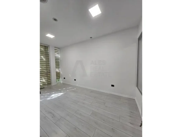 Tirane, jepet me qera ambjent biznesi Kati 1, 95 m² 1.350 € (Themistokli Germenji)