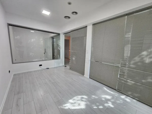 Tirane, jepet me qera ambjent biznesi Kati 1, 95 m² 1.350 € (Themistokli Germenji)
