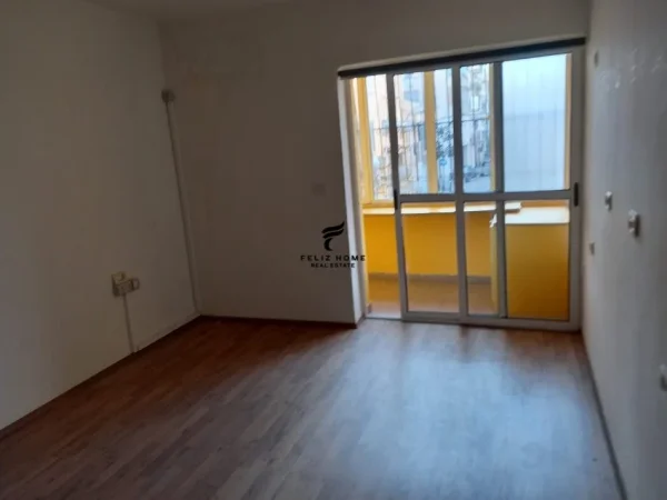 Tirane, jepet me qera dyqan Kati 1, 120 m² 800 € (BLLOKU)