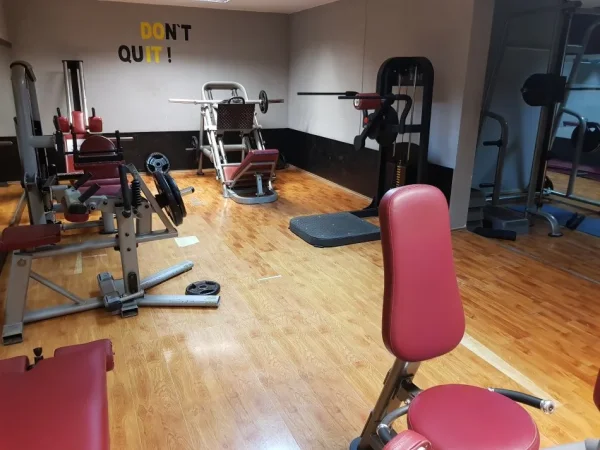 Tirane, shes Shitet Biznesi Palester aktive ne gjendje pune, Komuna e Parisit 29.000 €