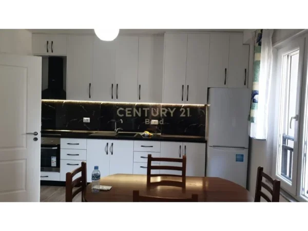 Tirane, jepet me qera apartament 2+1+Ballkon Kati 2, 105 m² 550 € (Rruga Tom Plezha)