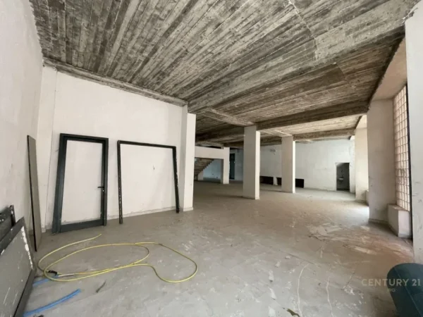 Tirane, jap me qera ambjent biznesi , 500 m² 8.000 € (Komuna e Parisit)
