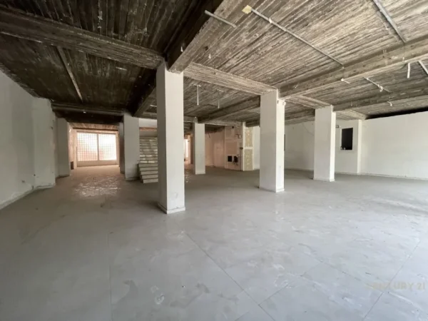 Tirane, jap me qera ambjent biznesi , 500 m² 8.000 € (Komuna e Parisit)