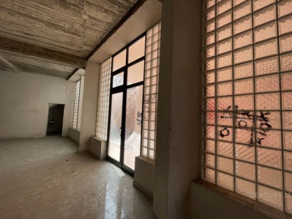 Tirane, jap me qera ambjent biznesi , 500 m² 9.000 € (Komuna e Parisit)