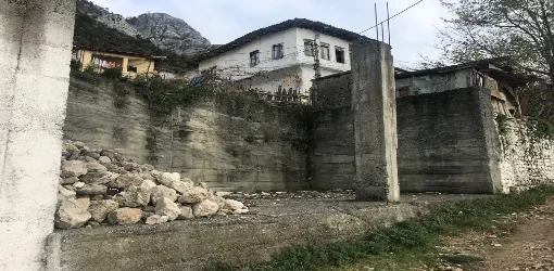 Kruje, Shitet Truall dhe Ndertese 2-kat, Cmimi Fillestar 1,900,000 Leke (Lagjja Nr. 3)