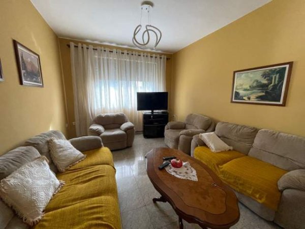 Tirane, jepet me qera apartament 1+1+BLK Kati 4, 70 m² 400 Euro (rruga Kavajes)