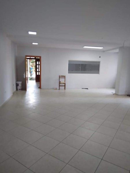 Tirane, jepet me qera zyre Kati 1, 160 m² 1.200 Euro (Faik Konica)
