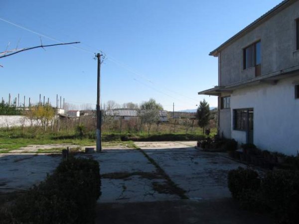 Shkoder, Dajc Shitet Truall 200 m² dhe Ndertese 121 m² me siperfaqe totale 7.350 m², 5.760.000 Leke