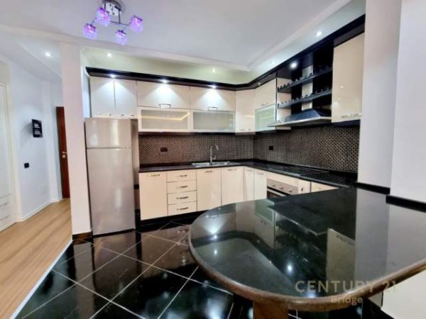 Tirane, jepet me qera apartament 2+1+BLK Kati 4, 115 m² 1.100 Euro (Blloku)