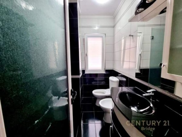 Tirane, jepet me qera apartament 2+1+BLK Kati 4, 115 m² 1.100 Euro (Blloku)