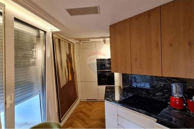 Tirane, jepet me qera apartament 2+1 Kati 2, 150 m² 2.000 Euro (kopshti botaik)