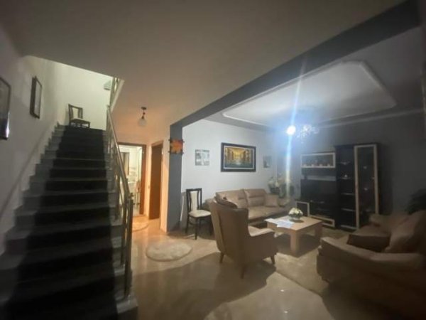 Tirane, jepet me qera apartament duplex 3+1+BLK Kati 2, 120 m² 350 Euro (rruga Adush Gjergjvica)