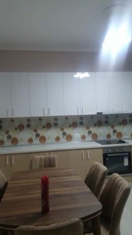 Tirane, jepet me qera apartament 2+1 Kati 10, 100 m² 400 Euro (Kinostudio)