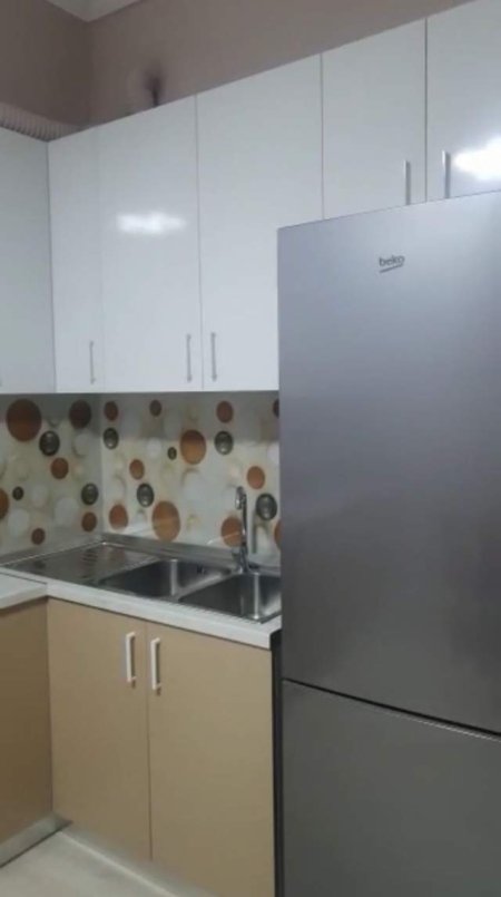 Tirane, jepet me qera apartament 2+1 Kati 10, 100 m² 400 Euro (Kinostudio)
