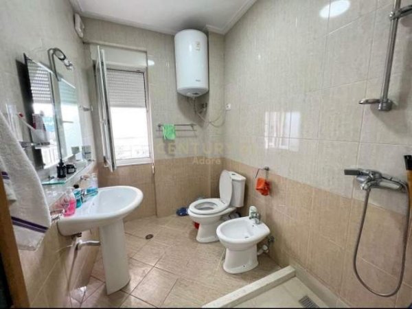 Tirane, jepet me qera apartament 1+1+BLK Kati 5, 62 m² 400 Euro (Prane Maternitetit te Ri ne Brryl)