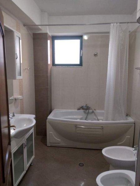 Tirane, shitet apartament 3+1+2+A+BLK, Kati 3, 166 m², 280.000 Euro (Ismail Qemali), prane Piceri Era.