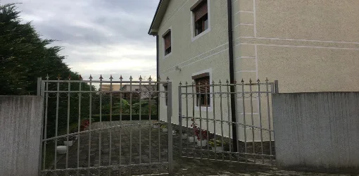 Kruje, Shitet Truall 300 m² + Ndërtesë 250 m², Cmimi Fillestar 2,448,000 Leke (Nikel)