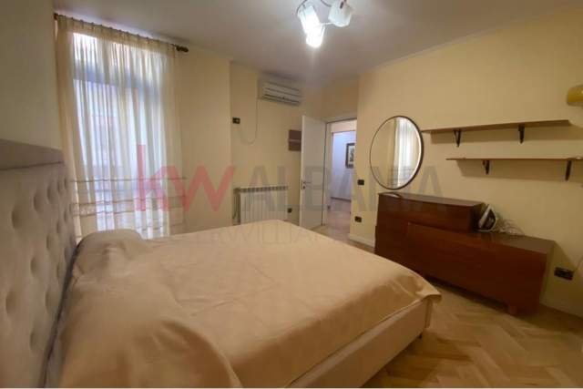 Shqiperi, jepet me qera apartament 2+1 Kati 7, 100 m² 800 Euro (Qender)